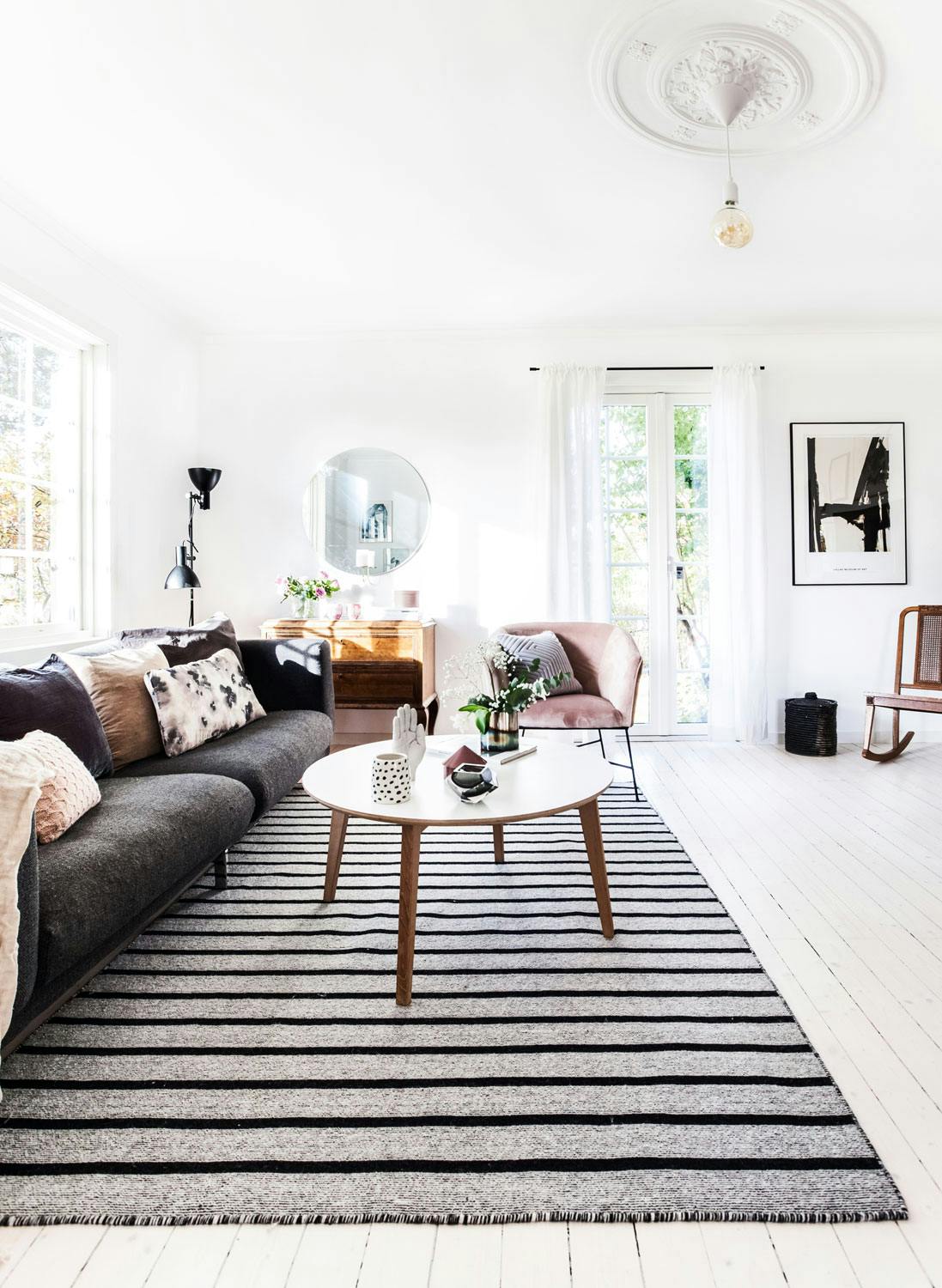 Ny stue i sjelfull ramme lys og lun stue med stukkatur